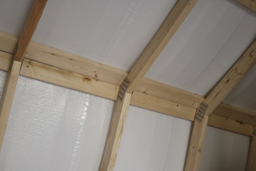 Bubble insulation under the metal roof of a shed